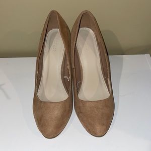 💜Tan suede heels 8.5